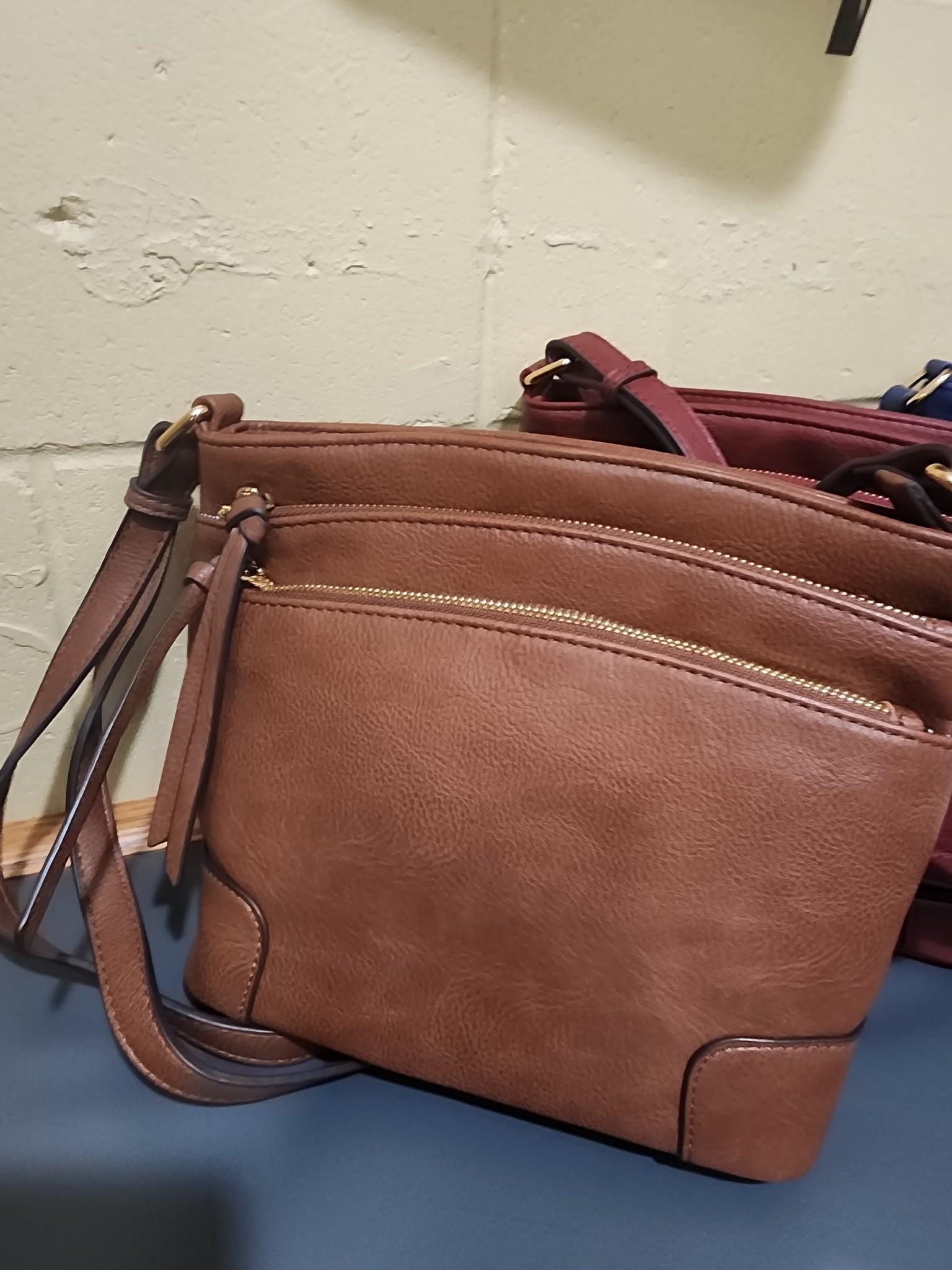 Multi pocket crossbody bags