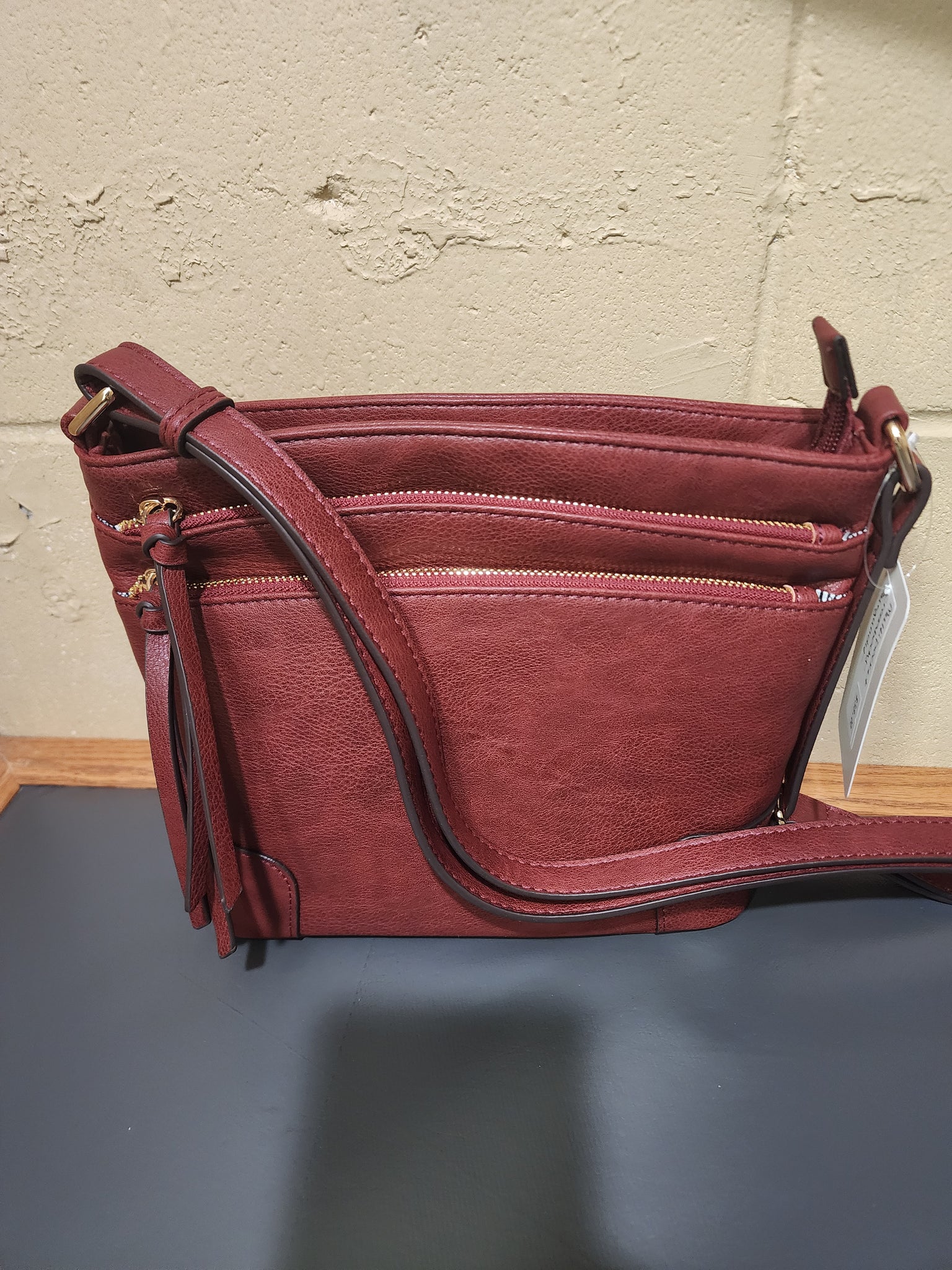 Multi pocket crossbody bags