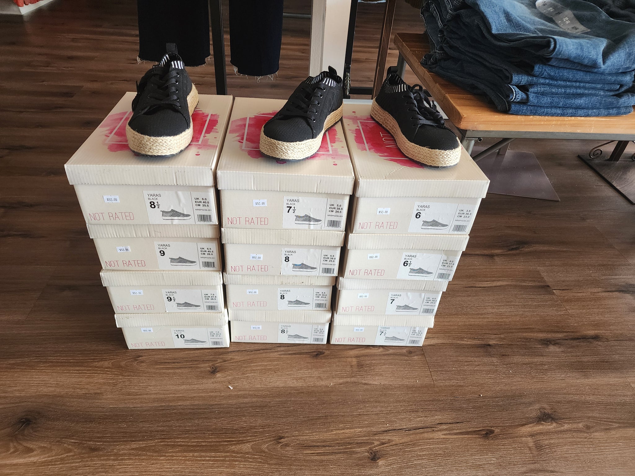 Yaras black sneaker