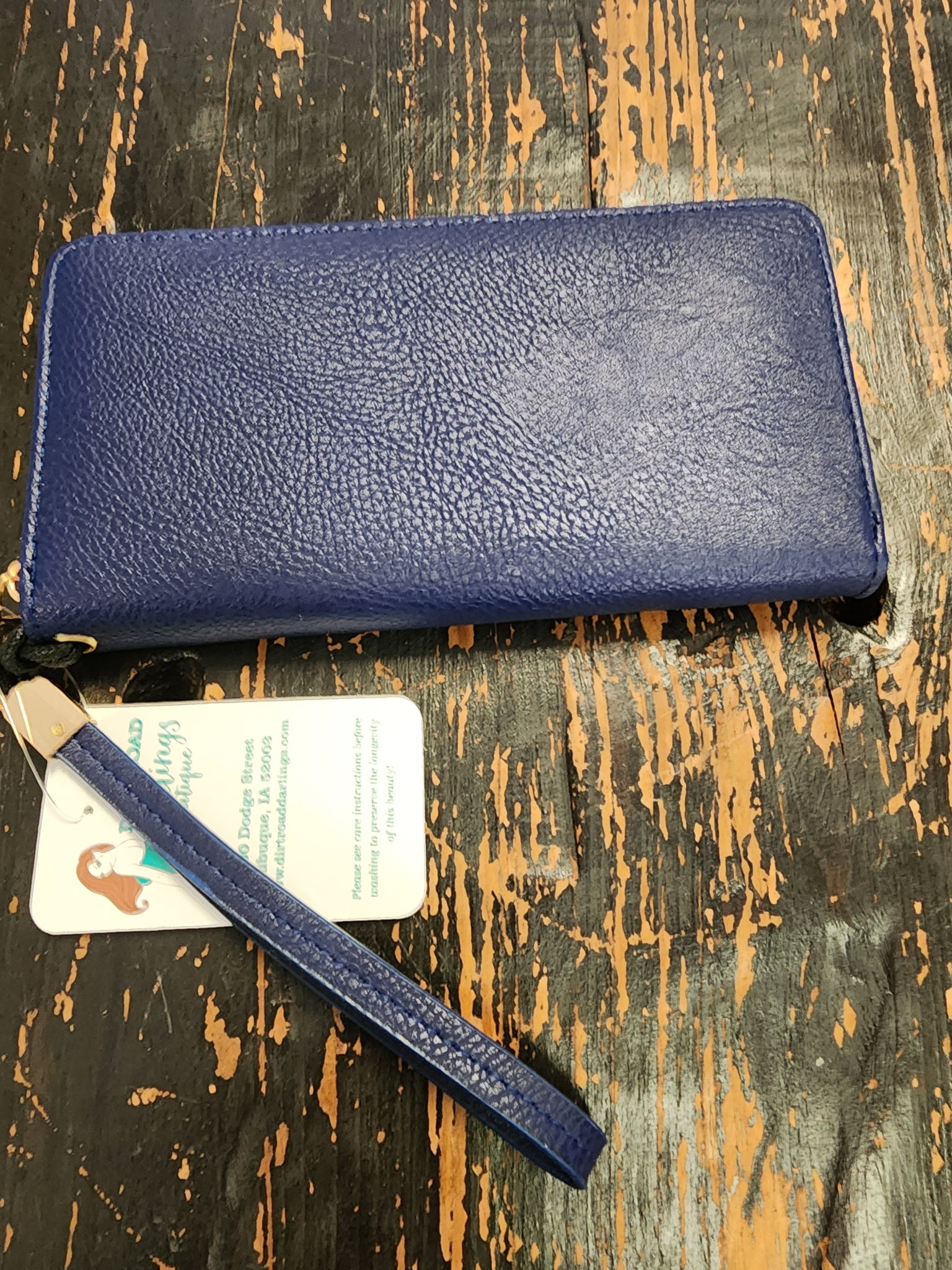 Single zip wristlet wallets